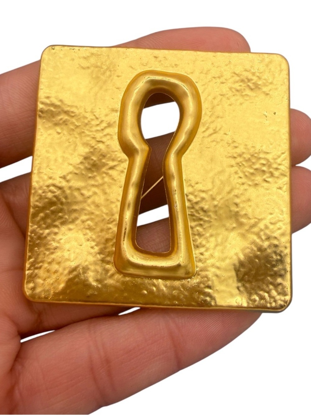 Gold-tone Keyhole Vintage-Style Statement Brooch - Picture 4 of 4
